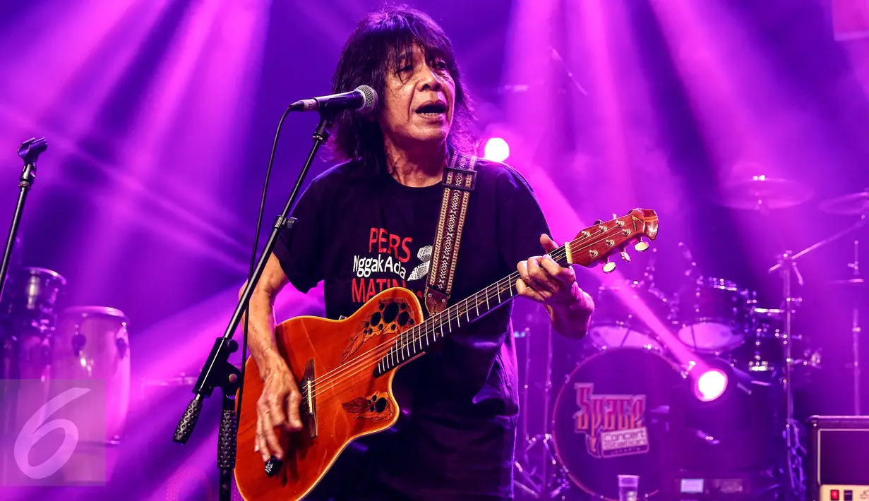 Ian Antono memainkan gitar pada acara Reuni Vaganza alumni STP/IISIP Jakarta yang disertai deklarasi Ikatan Alumni Katha Cakti, Jakarta, Minggu malam (30/8/2015). Dalam acara itu, hadir Ahmad Albar 'God Bless' dan Iwan Fals. (Liputan6.com/Yoppy Renato)