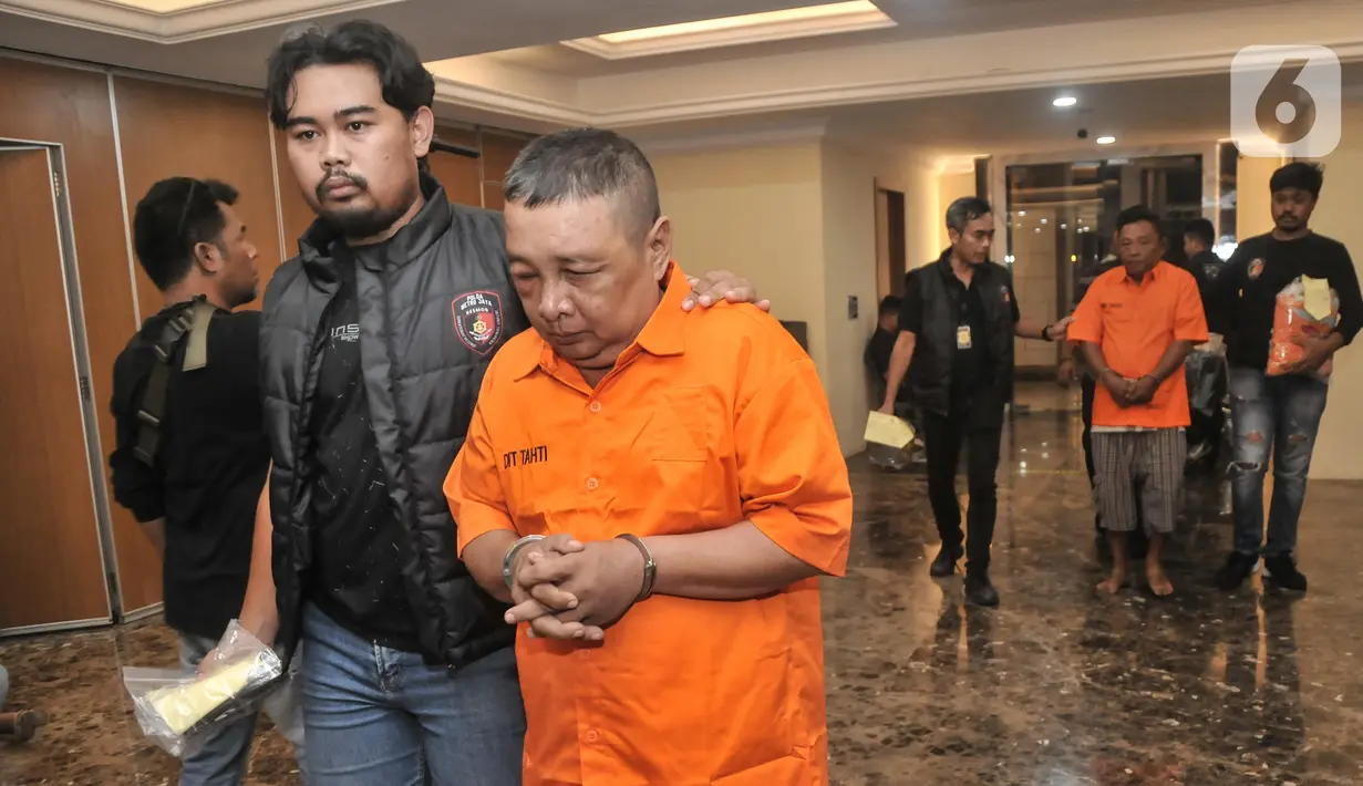Polisi menggiring tersangka pembunuhan dan pencurian dengan kekerasan di Polda Metro Jaya, Jakarta, Selasa (30/5/2023). Tersangka yang merupakan adik kakak M Furqon (52) dan Volly Willy (54) berhasil ditangkap polisi usai melakukan pembunuhan terhadap T (44) dengan memasukkan korban ke dalam karung dan membuangnya di kolong Tol Cibitung-Cilincing, Jakarta Utara, pada 26 Mei lalu.  (merdeka.com/Iqbal S. Nugroho)