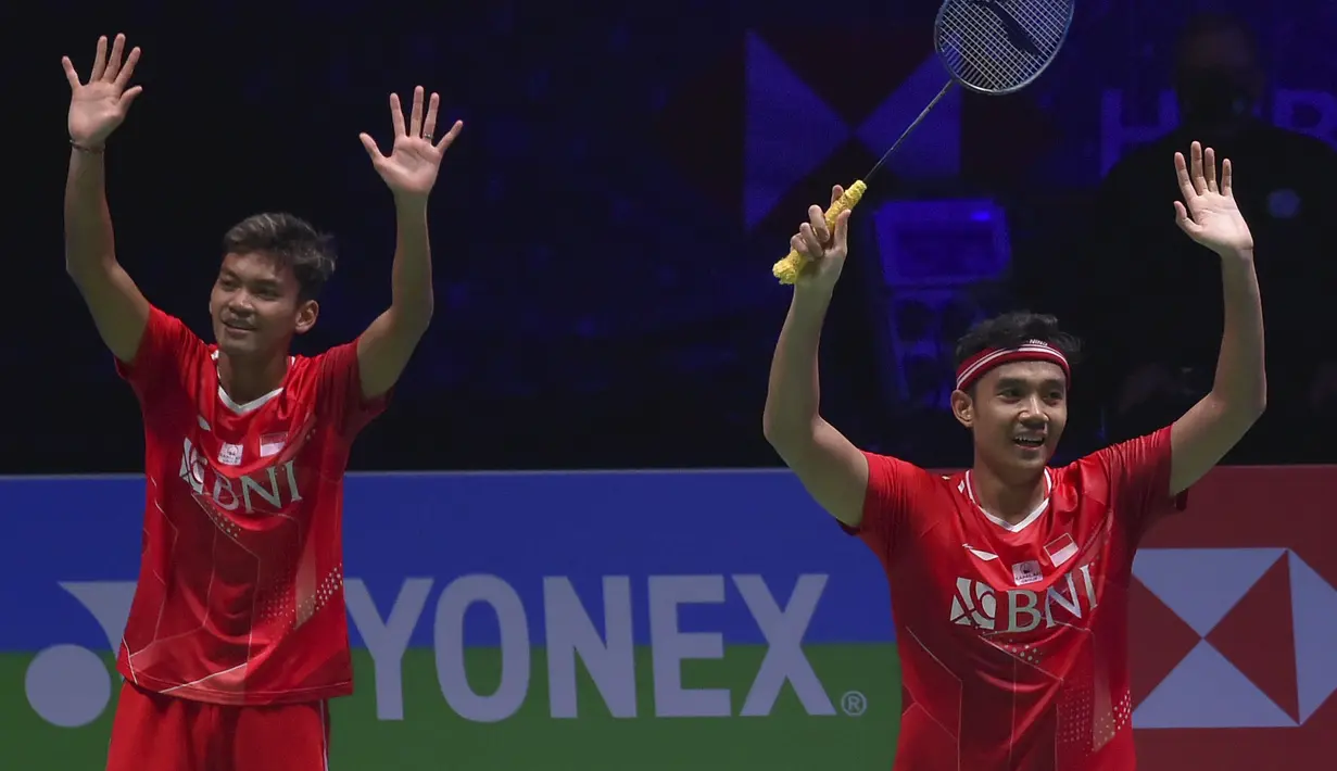 Di partai final, Fikri/Bagas lagi-lagi harus melawan senior mereka Ahsan/Hendra. The Daddies berhasil mengalahkan wakil China He Ji Ting/Tan Qiang dengan skor 2-1 (21-16, 14-21, dan 21-13). (AP/Rui Viera)