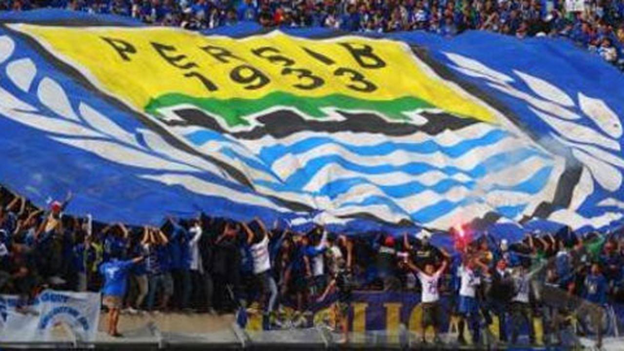 Sebelum tanding, para pemain Persib salat agar tak diganggu