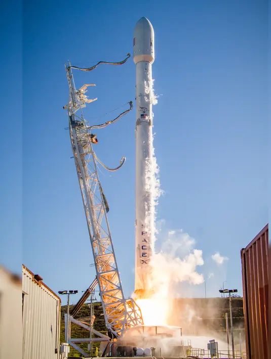 Penyangga roket melepaskan diri saat Falcon 9 meluncur menuju kapal drone di Pasifik, California, Sabtu (14/1) Falcon 9 membawa satelit 10 Iridium Next hasil kembangan perusahaan iridium Communication Inc. yang berbasis di Virginia, AS.  (AP Photo)