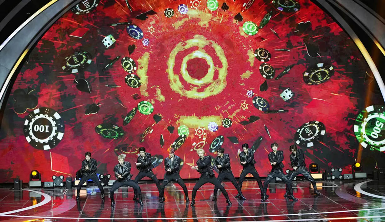 Personel NCT 127 tampil pada Gaon Chart Music Awards di Seoul, Korea Selatan, 27 Januari 2022. Gaon Chart Music Awards merupakann ajang penghargaan untuk insan musik. (AP Photo/Ahn Young-joon)