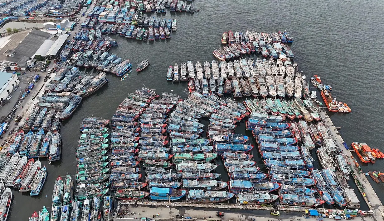 Foto udara memperlihatkan deretan perahu nelayan di pelabuhan Muara Angke, Jakarta. Kamis (10/7/2025). (merdeka.com/Arie Basuki)