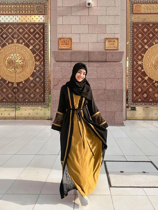 Fuji tampil menawan dengan abaya hitam dengan sentuhan warna kuning. Abaya yang dikenakannya berwarna kuning dengan outer hitam. Fuji memadukan penampilannya dengan hijab dan innernya yang sama-sama berwarna hitam. [Foto: Instagram/fuji_an]