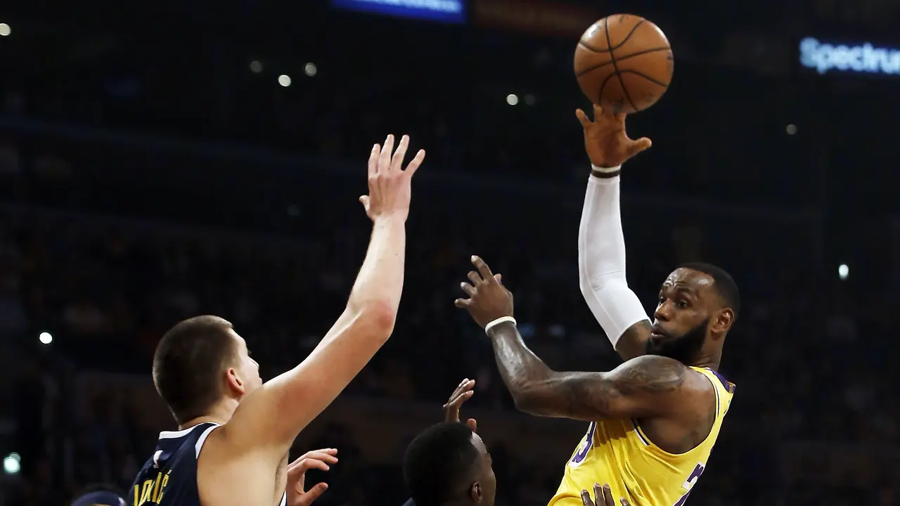 Aksi LeBron James saat Lakers kalahkan Nuggets pada laga NBA