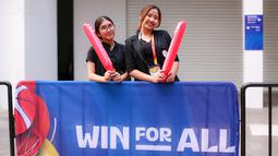Chelsy Dea Abigail Tampubolon (kiri) dan Evelyn Deborah Inly merupakan dua remaja wanita yang bertugas sebagai penyambut penonton di luar Indonesia Arena selama Piala Dunia FIBA 2023. Tugas mereka untuk menyapa, menyambut, hingga mengarahkan penonton menuju ticket box dan merchandise. Chelvy dan Evelyn sendiri merupakan mahasiswi. (Bola.com/Bagaskara Lazuardi)
