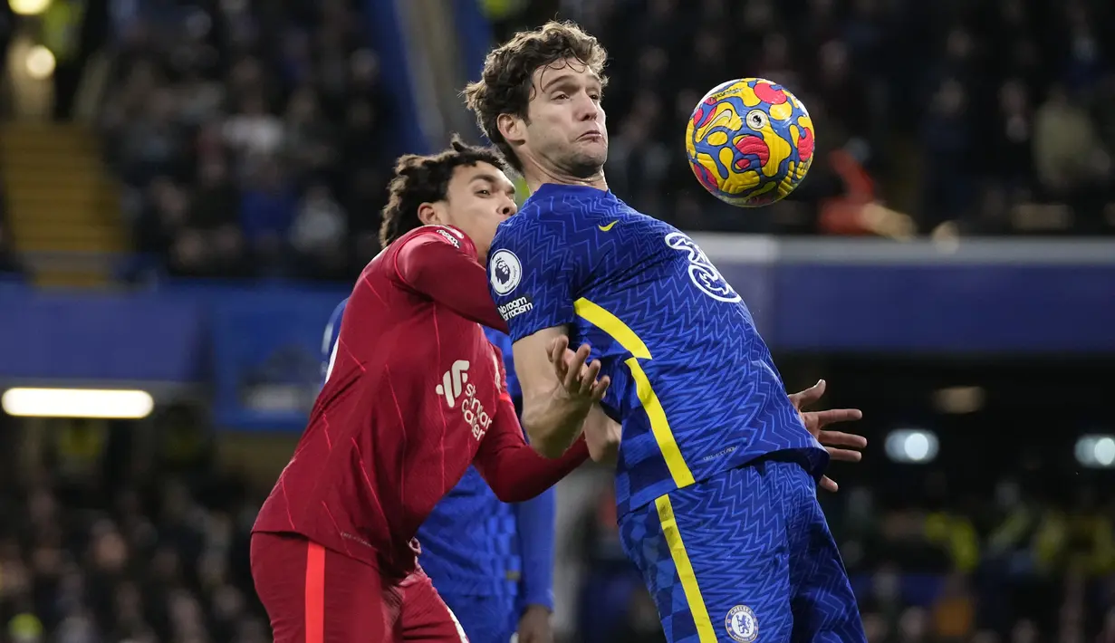 Bek Chelsea Marcos Alonso menghalangi bola dari bek Liverpool Trent Alexander-Arnold pada pekan ke-21 Liga Inggris di Stamford Bridge, London, Minggu (2/1/2022) malam WIB. Duel Chelsea vs Liverpool berakhir imbang dengan skor akhir 2-2. (AP Photo/Matt Dunham)