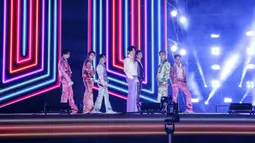 Band Korea Selatan BTS tampil dalam American Music Awards 2020 di Microsoft Theater, Los Angeles, Amerika Serikat, 22 November 2020. BTS memperoleh nominasi dari dua kategori, yaitu Duo atau Group Favorit Pop/Rock dan Artist Sosial Favorit. (American Broadcasting Companies, Inc./ABC/AFP)