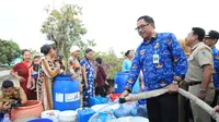 Pj. Gubernur Jawa Tengah Nana Sudjanasaat mengecek penyaluran air bersih di Desa Weding, Kecamatan Bonang, Kabupaten Demak.