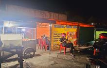Momen Jenderal Bintang Dua Polri 'Geruduk' Warung Tenda Nasi Goreng, Gayanya jadi Sorotan