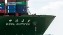 Sebuah kapal kontainer CSCL Jupiter Hong Kong yang terdampar di muara Westerschelde di dekat kota Bath di Belanda setelah insiden grounding (14/8).  (AFP PHOTO/Belga/Kristof Van Accom/Belgium Out)