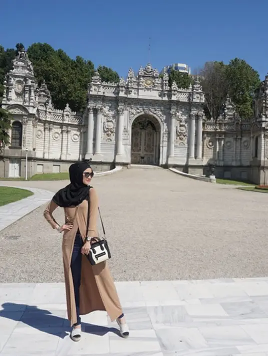 Citra Kirana berpose di depan Istana Dolmabahçe, Turki. (via instagram/@citraciki)