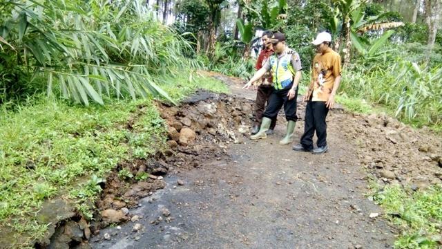 Jalan ambles antara 50-100 centimeter dengan panjang 50 meter. (Foto: Liputan6.com/BPBD Purbalingga/Muhamad Ridlo)