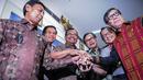Menkopolhukam Wiranto (kiri) berjabat tangan dengan sejumlah pejabat negara usai mengumumkan di Kantor Presiden Komplek Istana Kepresidenan, Jakarta, Jumat (21/10). Satgas Saber Pungli ini melibatkan Polisi Militer TNI. (Liputan6.com/Faizal Fanani)
