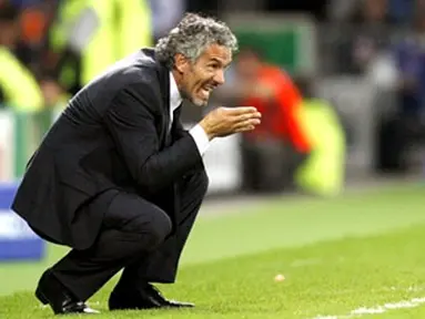 The coach of the Italian national football team Roberto Donadoni reacts during their Euro 2008 Championships Group C football match the Netherlands vs. Italy on June 9, 2008 at the stade de Suisse in Bern.     AFP PHOTO / PAUL ELLIS