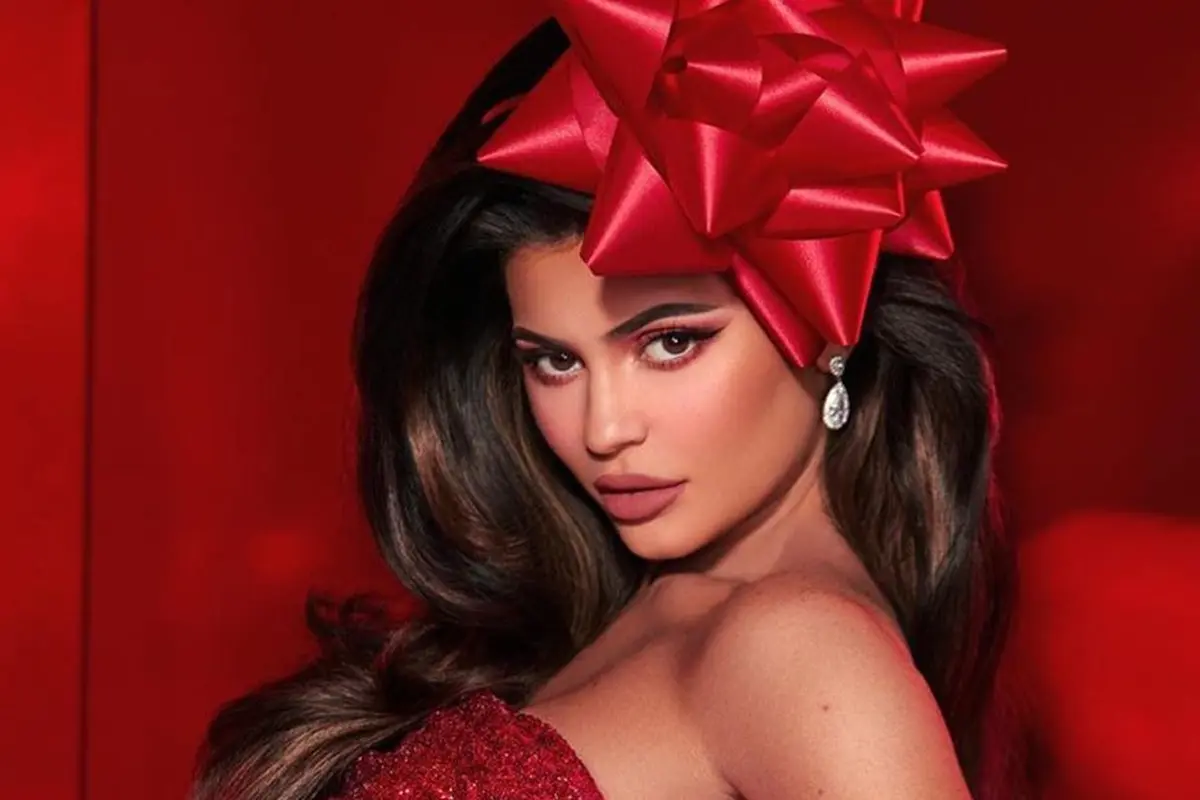 Kylie Jenner Meriahkan Natal dengan Koleksi Makeup dari Santa