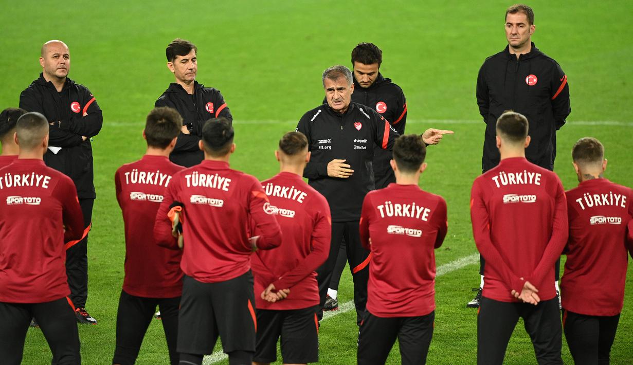 Pelatih Turki, Senol Gunes, memberikan arahan kepada pemainnya saat sesi latihan di Rheinenergie stadium, Jerman, Rabu (7/10/2020). Turki akan menghadapi Jerman pada laga Persahabatan. (AFP/Ina Fassbender)