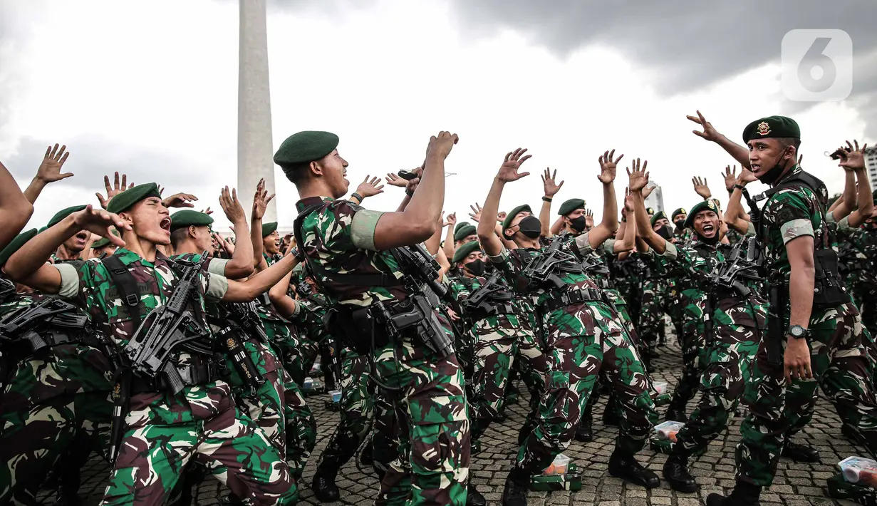 Prajurit TNI AD menyanyikan yel-yel usai mengikuti Apel Gelar Pasukan Jajaran TNI AD yang dipimpin KSAD Jenderal Dudung Abdurachman di Lapangan Monas, Jakarta, Selasa (25/1/2022). Pasukan TNI AD dan Alutsista dipamerkan saat mengikuti gelar apel pasukan. (Liputan6.com/Faizal Fanani)