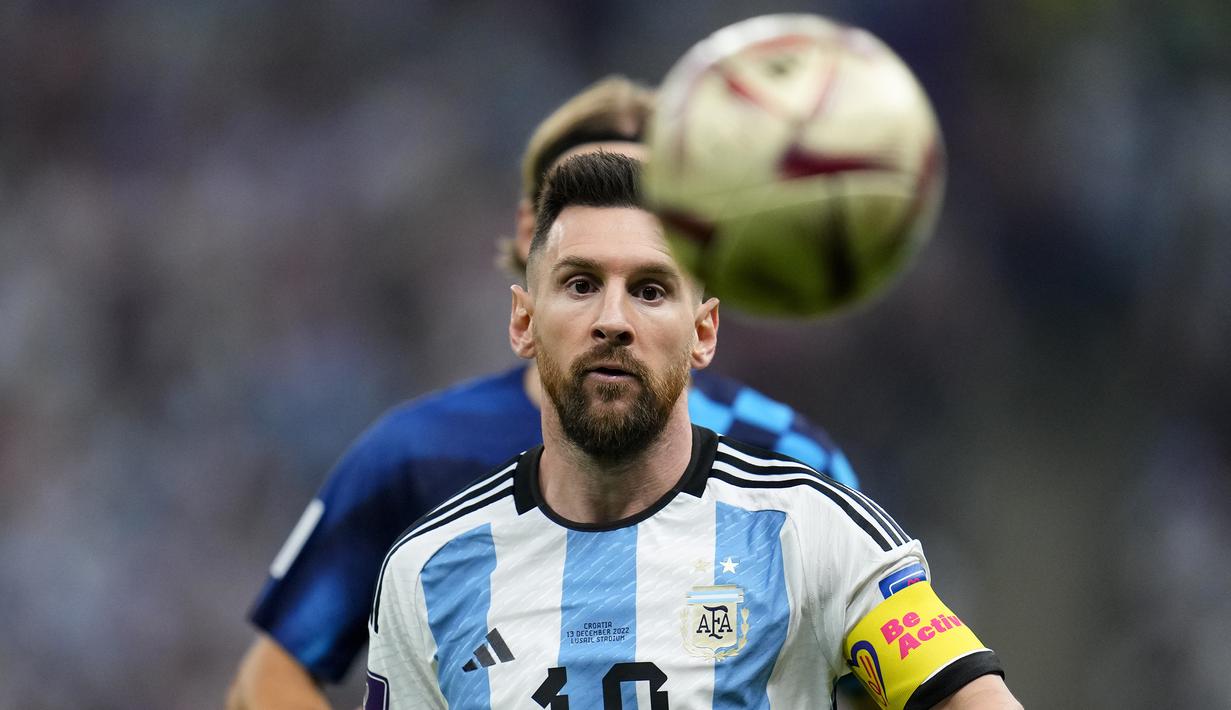 <p>Dengan torehan 11 gol dan 8 assist hingga laga semifinal Piala Dunia 2022, Lionel Messi menyamai raihan Miroslav Klose dan Ronaldo Nazario de Lima. Bukan tidak mungkin pula Lionel Messi akan melewati raihan keduanya sebagai pencetak gol dan assist terbanyak di Piala Dunia sejak edisi 1966. (AP Photo/Natacha Pisarenko)</p>