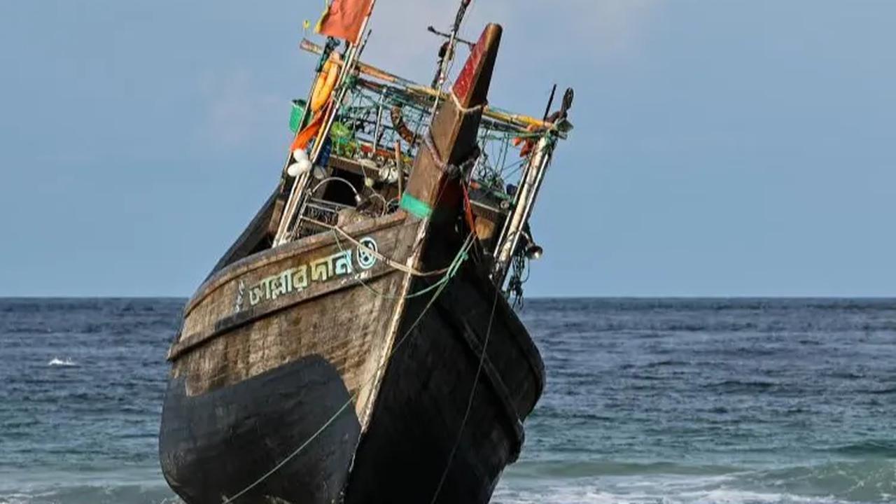 FOTO: Kapal Kayu Membawa Ratusan Pengungsi Rohingya Kembali Mendarat di Pantai Aceh, Ini penampakannya