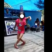 Seorang biduan cilik beraksi di atas panggung. Gayanya sangat 'dewasa'. Entah siapa yang mengajarkannya.
