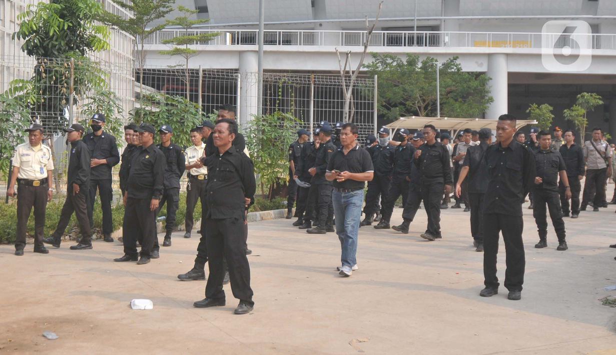 Hingga Selasa sore akses jalan menuju Rusun KSB masih dijaga ketat para sekuriti. (merdeka.com/Imam Buhori)