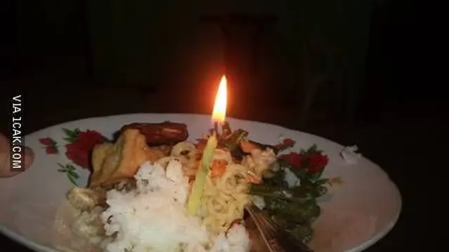 6 Pengganti Kue Ulang Tahun dari Sahabat Ini Bikin Ngakak