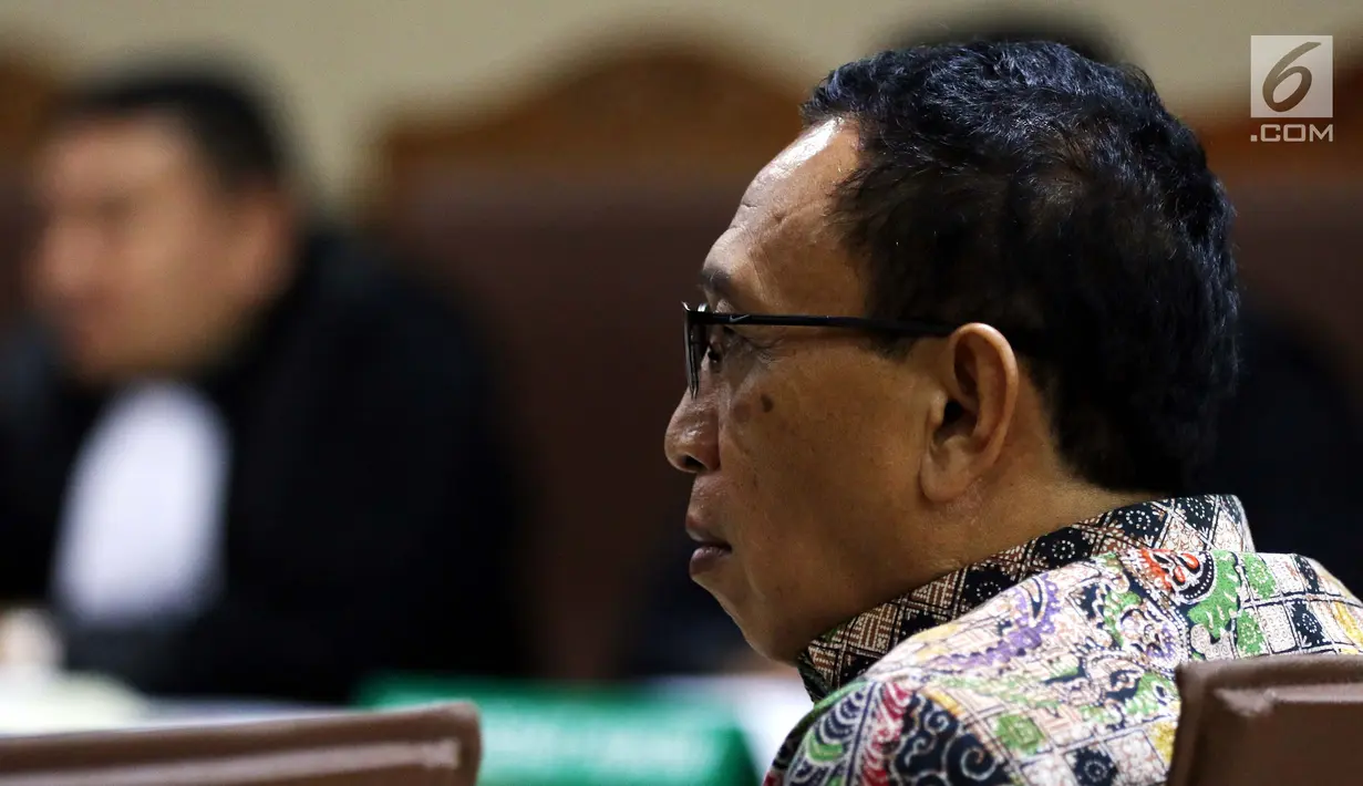 Sekertaris Jenderal KONI Ending Fuad Hamidy saat jalani sidang perdana sebagai terdakwa di Pengadilan Tipikor, Jakarta, Senin (11/3). Ending terjerat kasus dugaan suap terkait alokasi dana hibah Kemenpora ke KONI. (Liputan6.com/Johan Tallo)