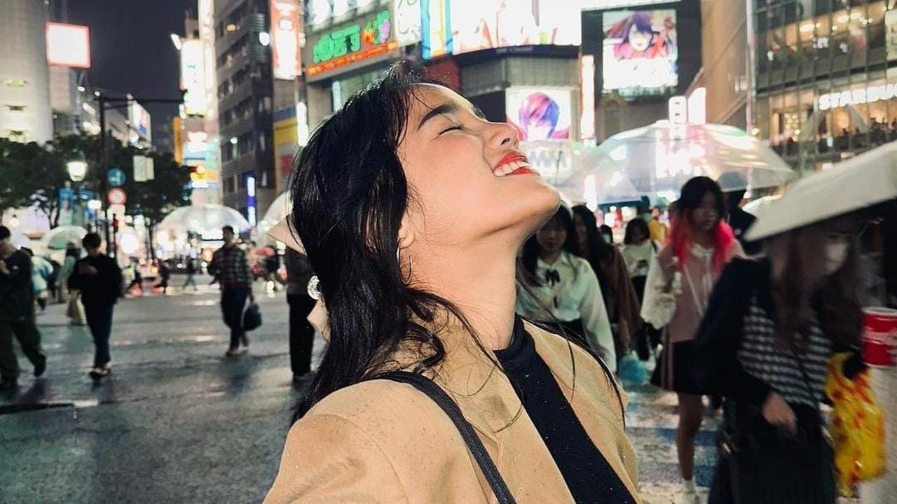 7 Potret Fuji Liburan ke Jepang, Pergi ke Disneyland Menjadi Impian Masa Kecilnya