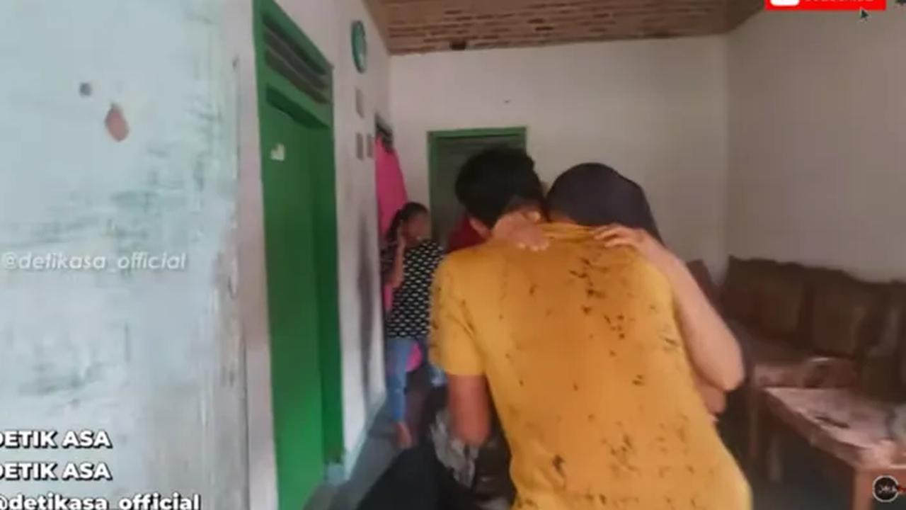 "Senang. Kangen, tapi enggak bisa ketemu," ungkap sang ibunda.&nbsp;
