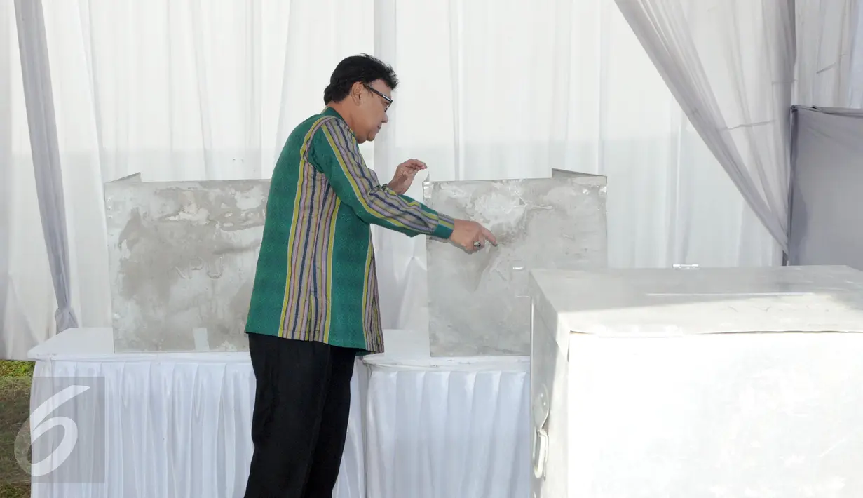 Menteri Dalam Negeri Tjahjo Kumolo saat meninjau kesiapan TPS 17 di Alam Sutera, Kecamatan Serpong, Tangsel, Rabu (9/12). Lokasi ini merupakan tempat Airin Rachmi Diany melakukan pencoblosan. (Liputan6.com/Helmi Afandi)