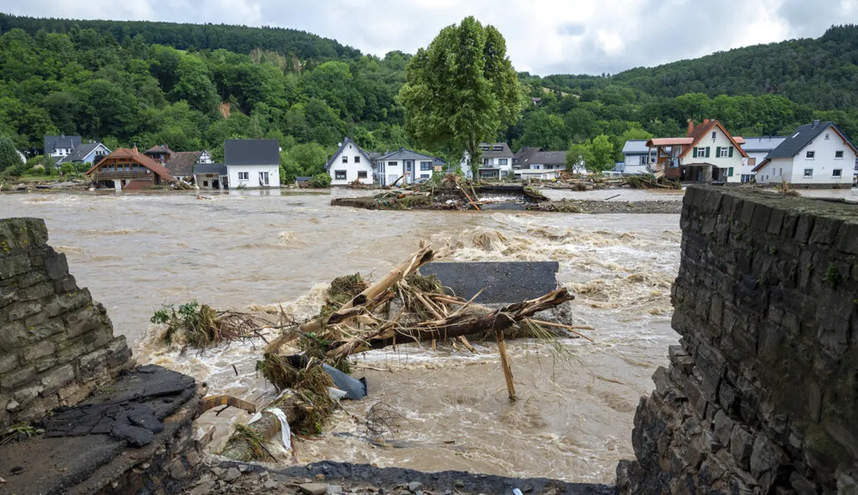 Sebuah jembatan hancur yang melintasi sungai Ahr terlihat di Schuld, Jerman, Kamis (15/7/2021). Banjir ini menyebabkan ribuan orang dievakuasi, dan memberi dampak besar ke wilayah Jerman yang berada di perbatasan Belgia, Prancis, Luxembourg, dan Belanda. (Harald Tittel/dpa via AP)