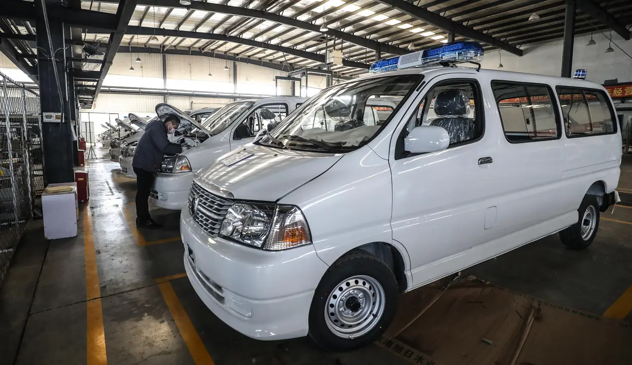Pekerja merakit ambulans di basis manufaktur milik perusahaan Brilliance Auto di Shenyang, Provinsi Liaoning, China, 3 Februari 2020. Dalam beberapa hari terakhir, perusahaan itu memproduksi ambulans bertekanan negatif secara cepat untuk memerangi epidemi coronavirus baru. (Xinhua/Pan Yulong)