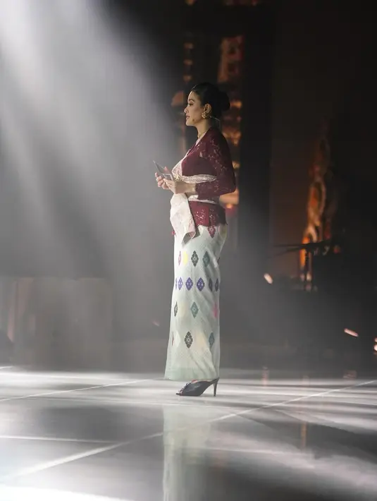 Lengkapi busananya, Marcella kenakan kain songket berlatar biru langit dan sandal heels biru gelap [@marcella.zalianty]