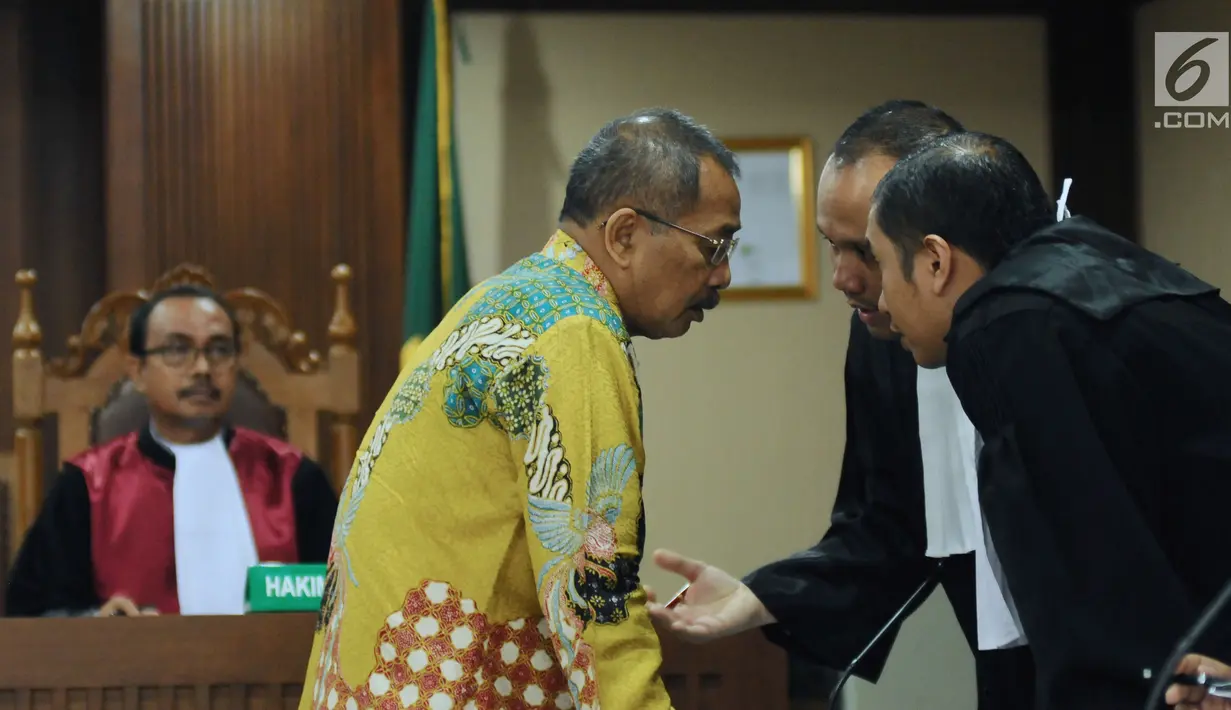 Ketua Pengadilan Tinggi Manado, Sudiwardono (kedua kiri) berbincang dengan tim kuasa hukumnya saat mengikuti sidang di Pengadilan Tipikor, Jakarta, Rabu (28/2). Sudiwardono didakwa menerima suap dari Aditya A Moha. (Liputan6.com/Helmi Fithriansyah)