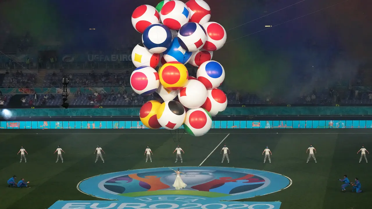 Balon raksasa di pembukaan Euro 2020