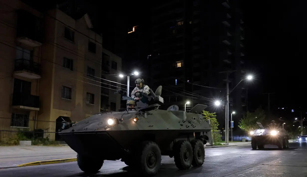 Untuk mengantisipasi segala kemungkinan, Pemerintah Chile mengerahkan angkatan bersenjata untuk menjaga ketertiban di seluruh negeri. (Javier TORRES/AFP)