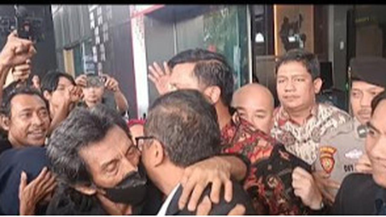 Senyum Hasto Kristiyanto usai Diperiksa KPK