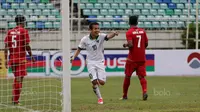 Pemain Indonesia U-19, Egy Maulana Vikri, melakukan selebrasi usai menjebol gawang Myanmar pada laga Piala AFF U-18 di Stadion Thuwunna, Minggu (17/9/2017). Egy Maulana menjadi top skorer Piala AFF U-18 dengan delapan gol. (Liputan6.com/Yoppy Renato)