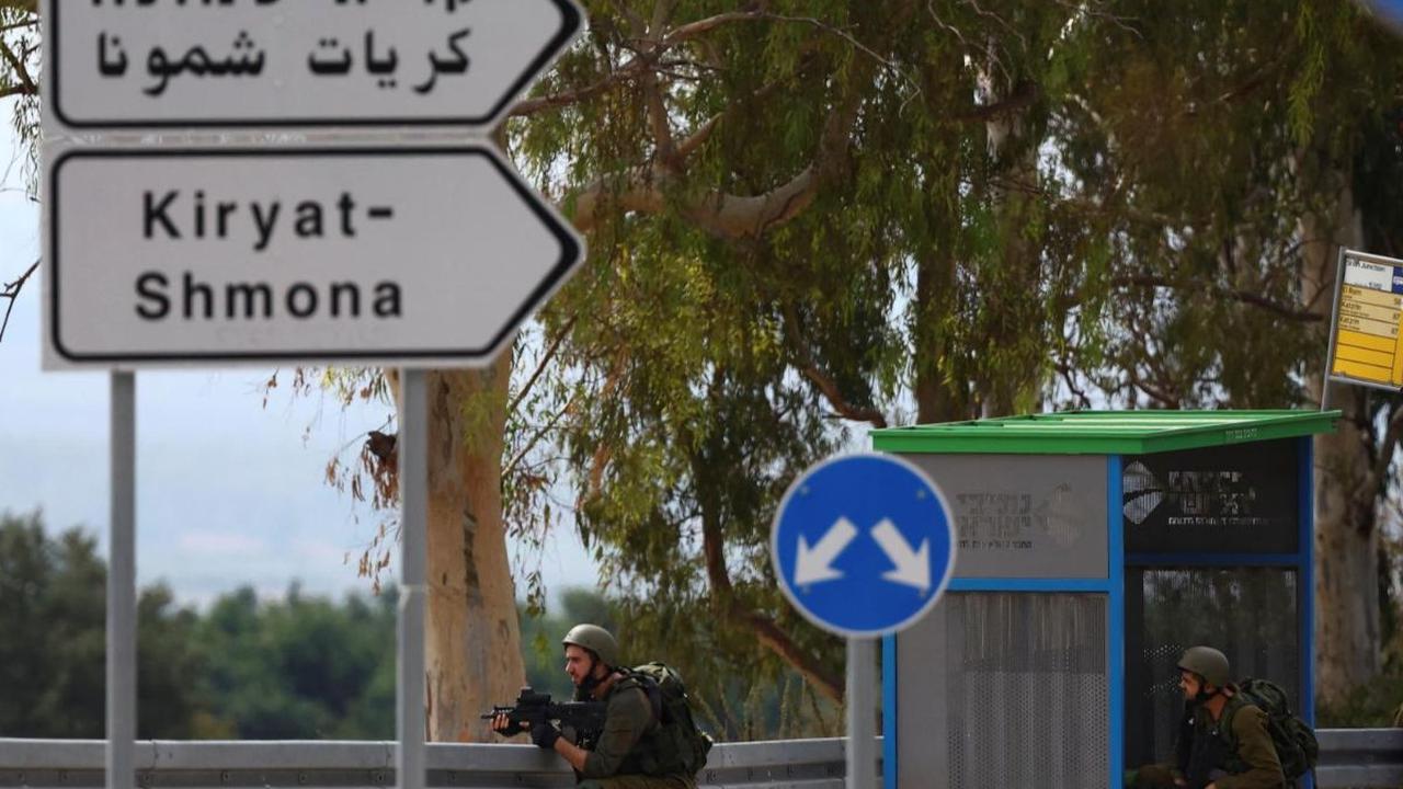 Usai Israel melancarkan serangan ke selatan Lebanon, kelompok Hizbullah mengeluarkan pernyataan bahwa ada empat anggotanya tewas usai serangan udara tersebut.