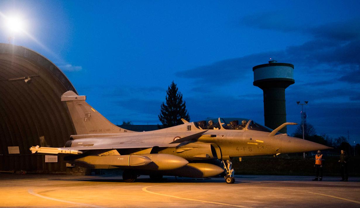 Sebuah jet tempur Dassault Rafale berada di Pangkalan Udara Saint-Dizier, Prancis, Jumat (13/4). Prancis bergabung bersama Amerika dan Inggris melancarkan serangan militer ke Suriah yang menargetkan pusat penelitian senjata kimia negeri itu. (ECPAD / AFP)