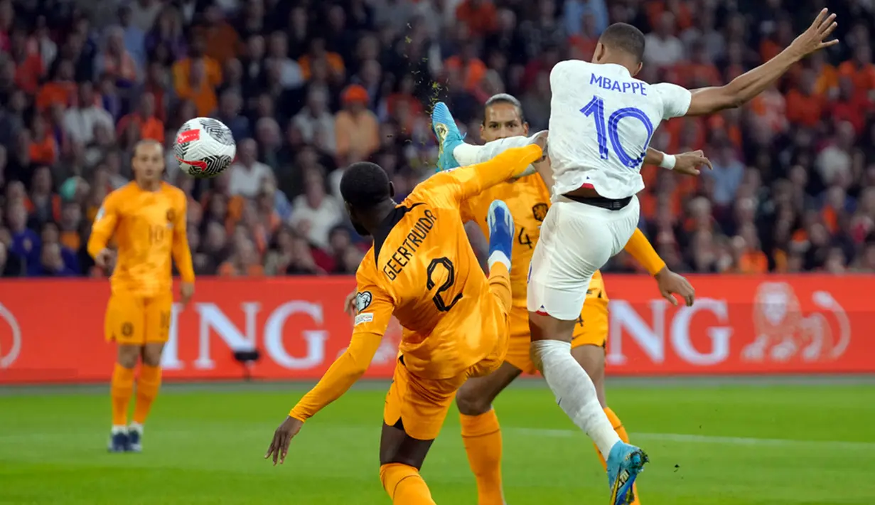 Prancis memimpin 1-0 pada babak pertama lewat Kylian Mbappe. (AP Photo /Peter Dejong)
