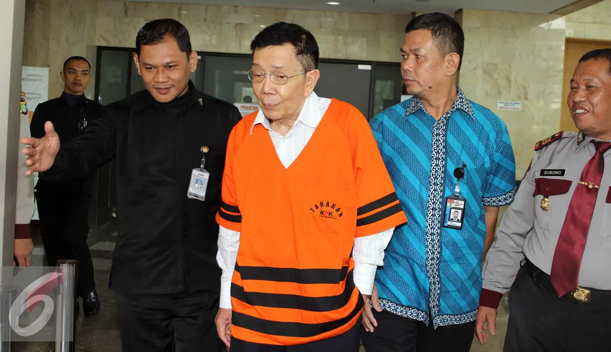 Petugas mengawal tersangka Hengky Wijaya usai menjalani pemeriksaan di gedung KPK, Jakarta, Jum'at (31/7/2015). Hengky diperiksa sebagai saksi atas tersangka mantan Wali Kota Makassar Ilham Arief Sirajuddin. (Liputan6.com/Helmi Afandi)
