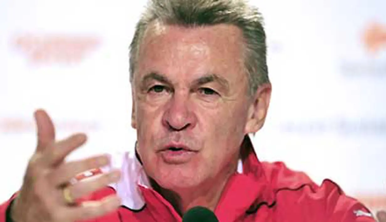 Pelatih Swiss Ottmar Hitzfeld di sesi konferensi pers yang digelar di Emerald Resort dan Casino Hotel, Vanderbijlpark, 19 Juni 2010, jelang laga penyisihan Grup H PD 2010 lawan Cile. AFP PHOTO / PHILIPPE HUGUEN 