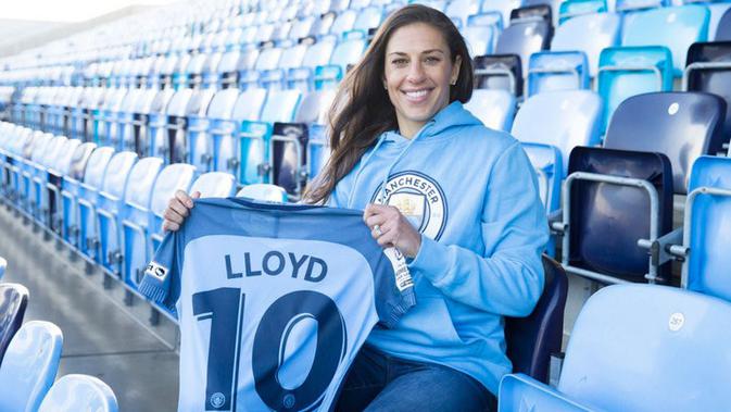 Pemain Timnas Wanita Amerika Serikat, Carli Lloyd memamerkan seragam Manchester City (Doc Man City).