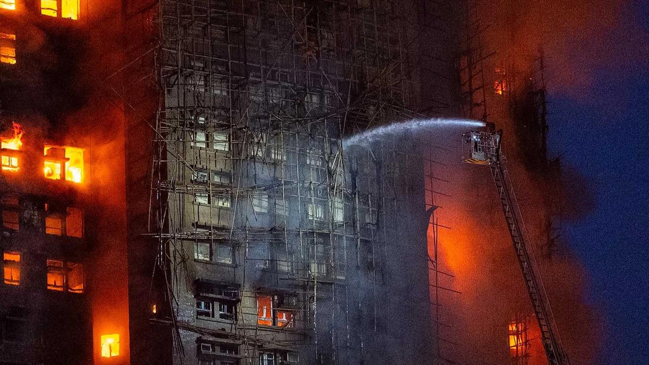 FOTO: Mengerikan! Kebakaran Hebat di Hong Kong Tewaskan 13 Warga dan Lukai Belasan Lainnya