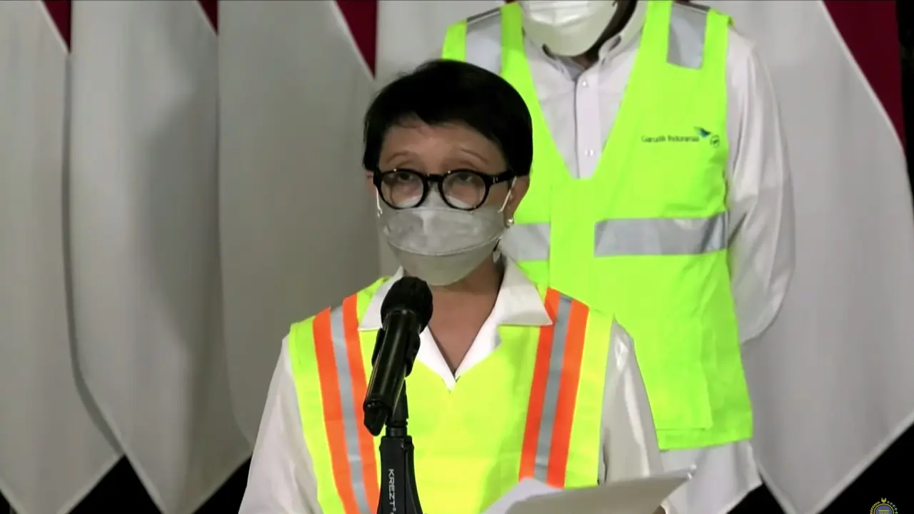 Menlu Retno Marsudi menerima kedatangan WNI yang dievakuasi dari Ukraina.