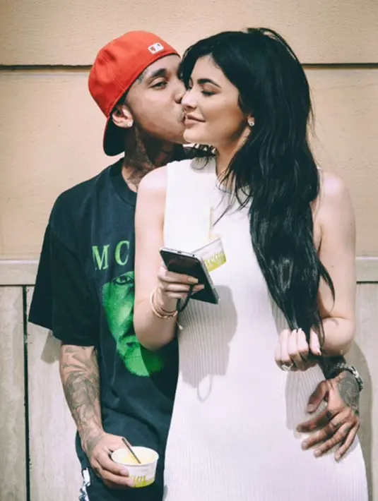 Hubungan Tyga dan Kylie Jenner sendiri putus nyambung dari tahun 2014 hingga 2017. (HollywoodLife)