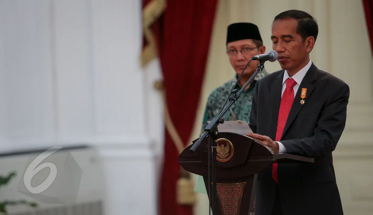 Presiden Joko Widodo didampingi Menag Lukman Hakim Saifuddin memberikan Keterangan Pers terkait penurunan Biaya Penyelenggaraan Ibadah Haji (BPIH) Tahun 2015 di Istana Merdeka. Jakarta, Rabu (27/5/2015). (Liputan6.com/Faizal Fanani)