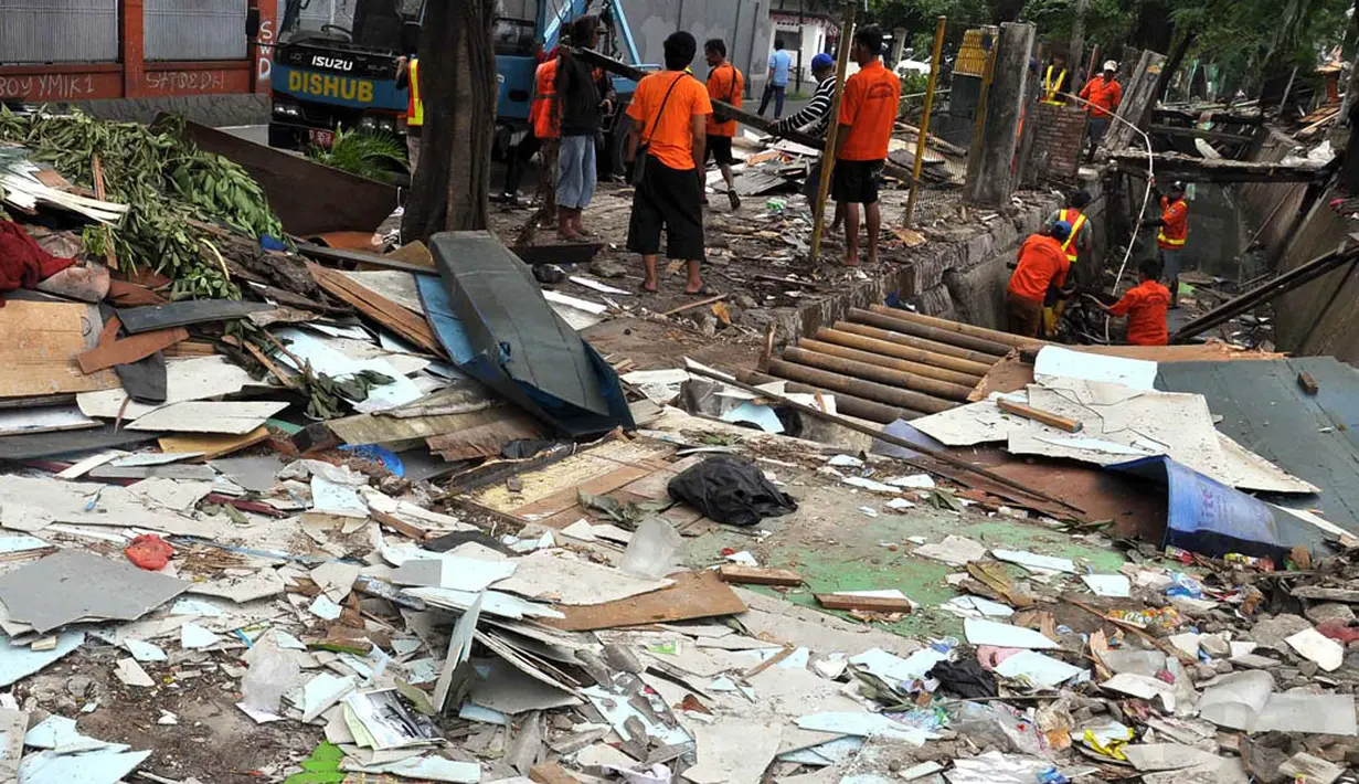 Jalannya pembongkaran berlangsung aman tanpa ada perlawanan dari para pemilik bangunan liar maupun lapak, Jakarta, Selasa (19/8/14). (Liputan6.com/Miftahul Hayat)
